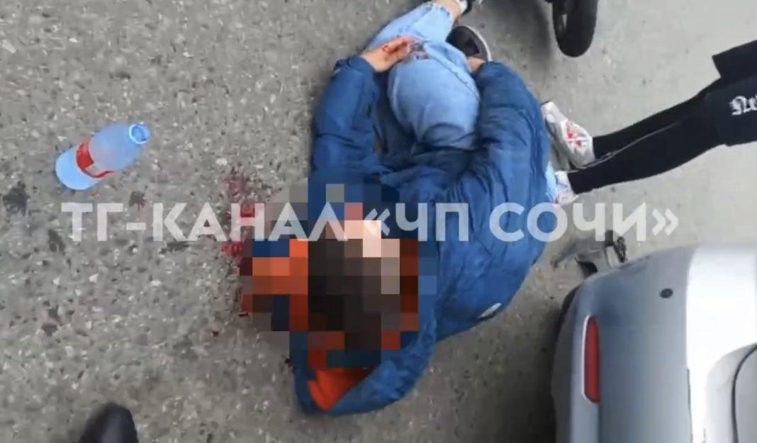 Жёсткое видео: в Сочи скутерист уходя от погони врезался в автомобиль