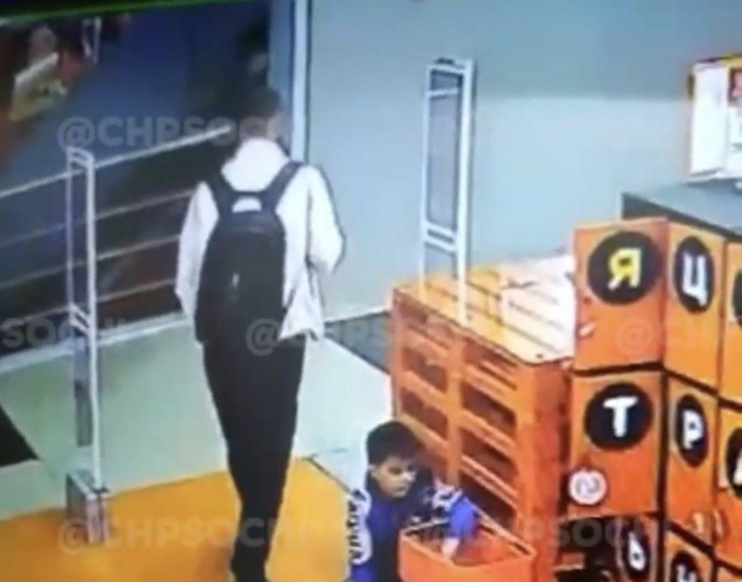 Хитрый вор с особым рюкзаком обчистил универмаг в Сочи (Видео)