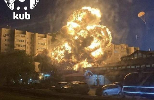 В Ейске предположительно военный истребитель Су-34 врезался в многоэтажку (Видео)