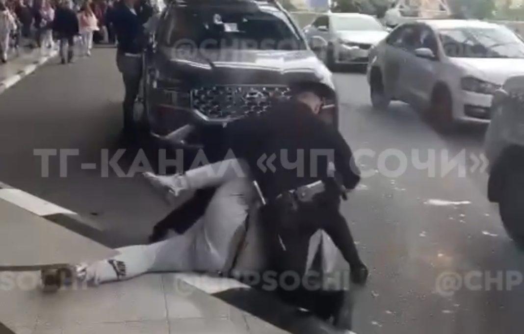 В аэропорту Сочи неадекват устроил потасовку с полицией (Видео)