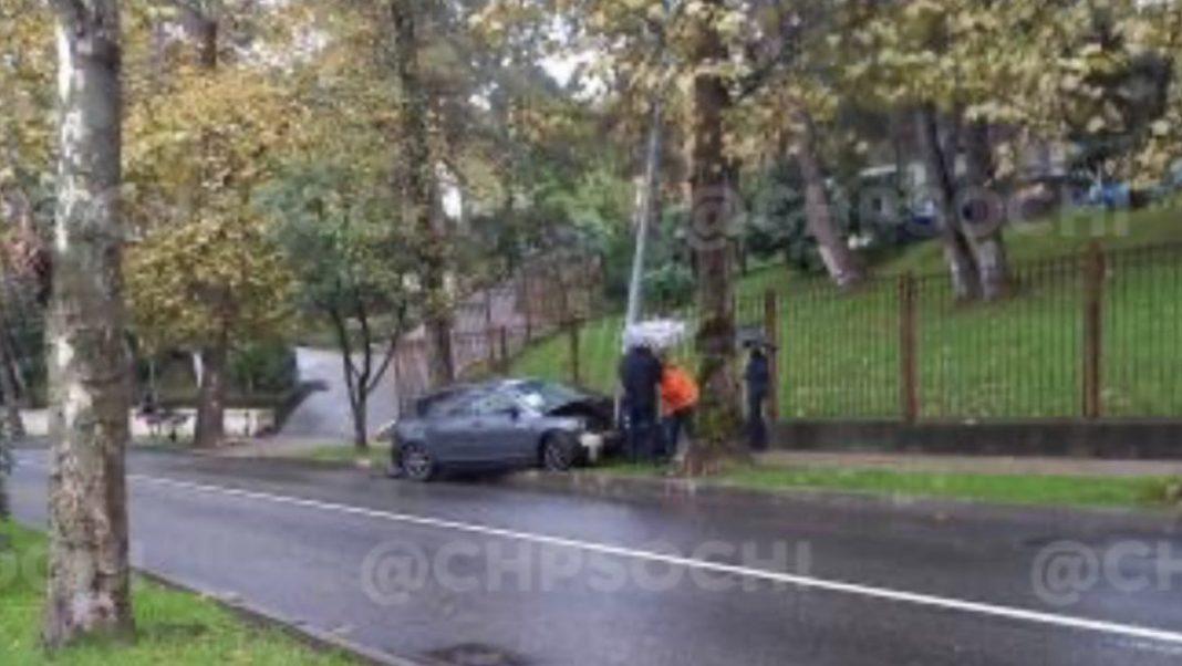В центре Сочи иномарка на скорости влетела в фонарный столб, едва не повалив его