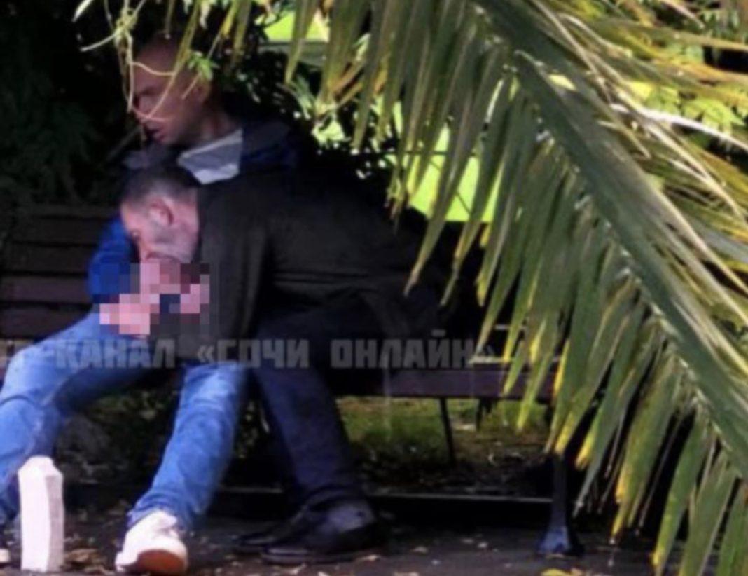 В Сочи двух мужиков, устроивших «свободную любовь» на скамейке в парке, сняли на видео
