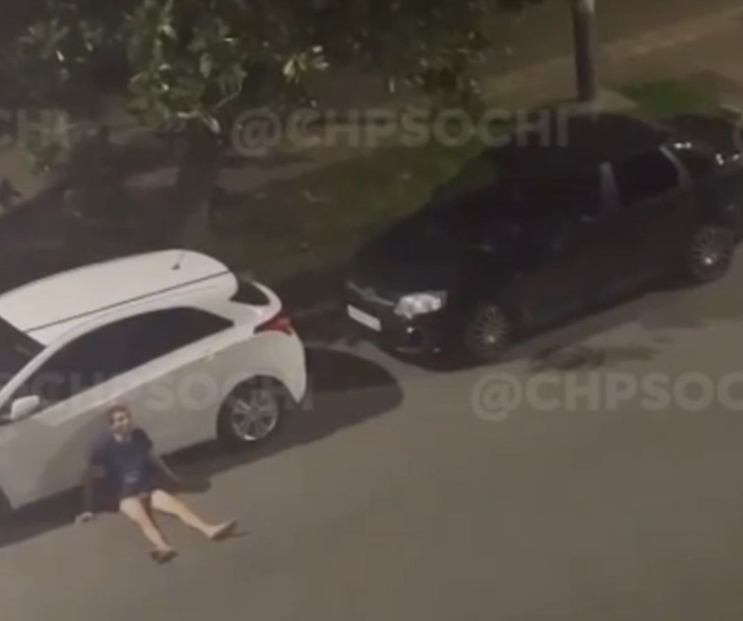 Полуголый неадекват нападал на машины в Сочи