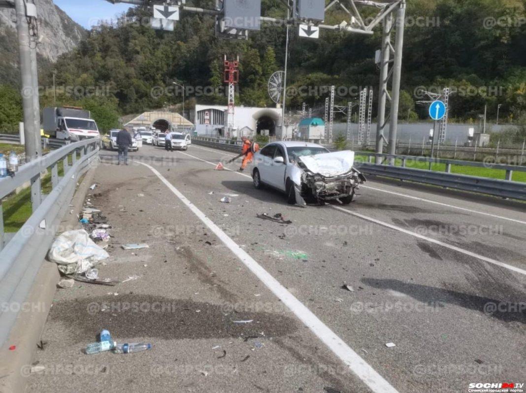 В лобовом столкновении на трассе в Сочи пострадал человек