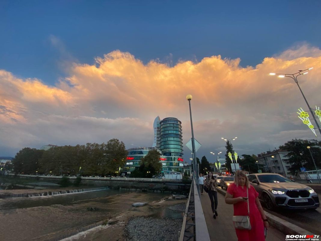 Лето в Сочи заканчивается, надвигается грозовой фронт