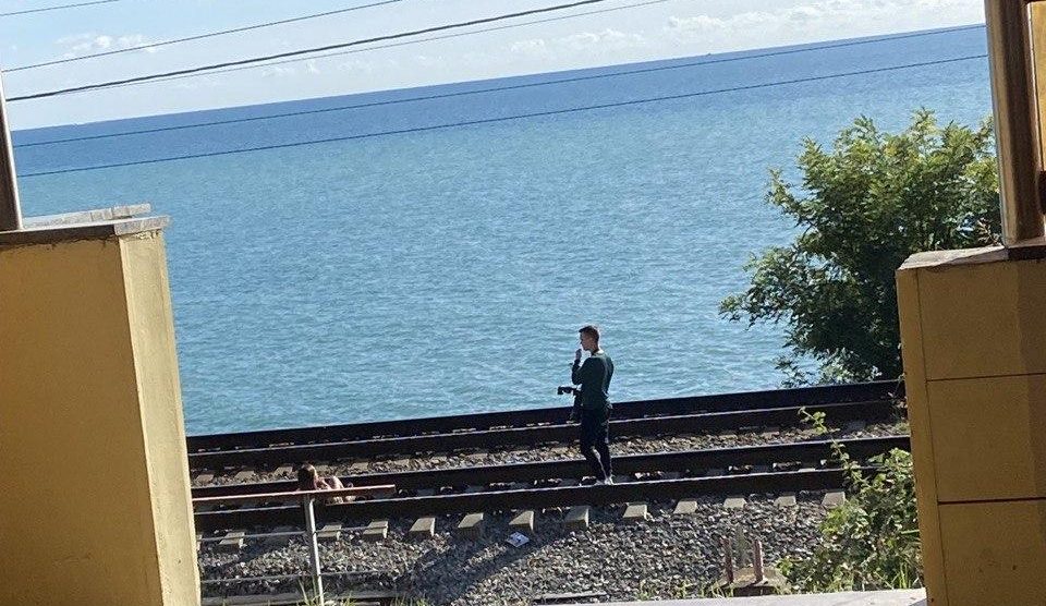 В Сочи парень с девушкой устроили смертельно опасную фотосессию на железнодорожных путях