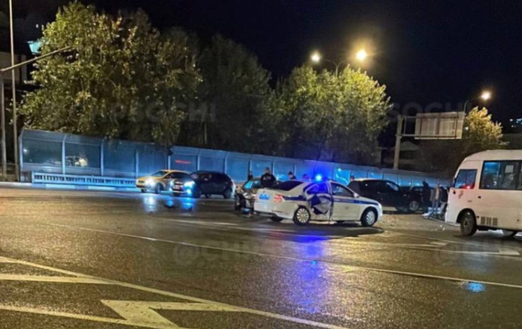 Очевидцы утверждают, что в Сочи сотрудники ДПС спровоцировали ДТП