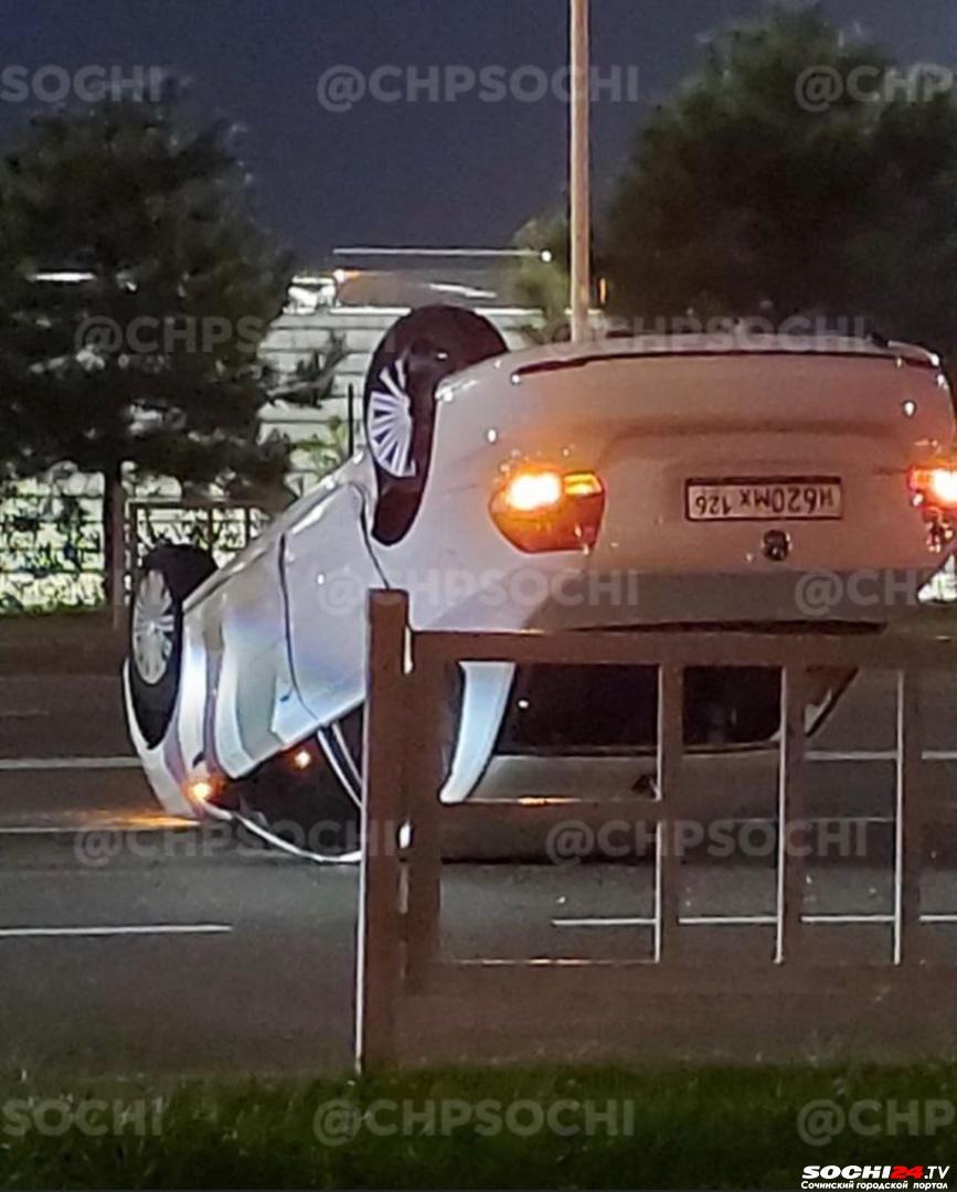 Момент аварии с перевернувшейся машиной попал на видео в Сочи