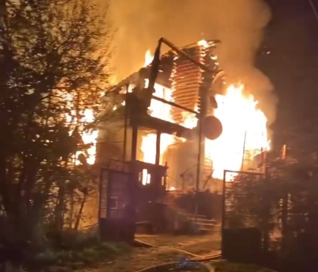 Падал огненный пепел с потолка: пожар уничтожил частный дом в Сочи (Видео)