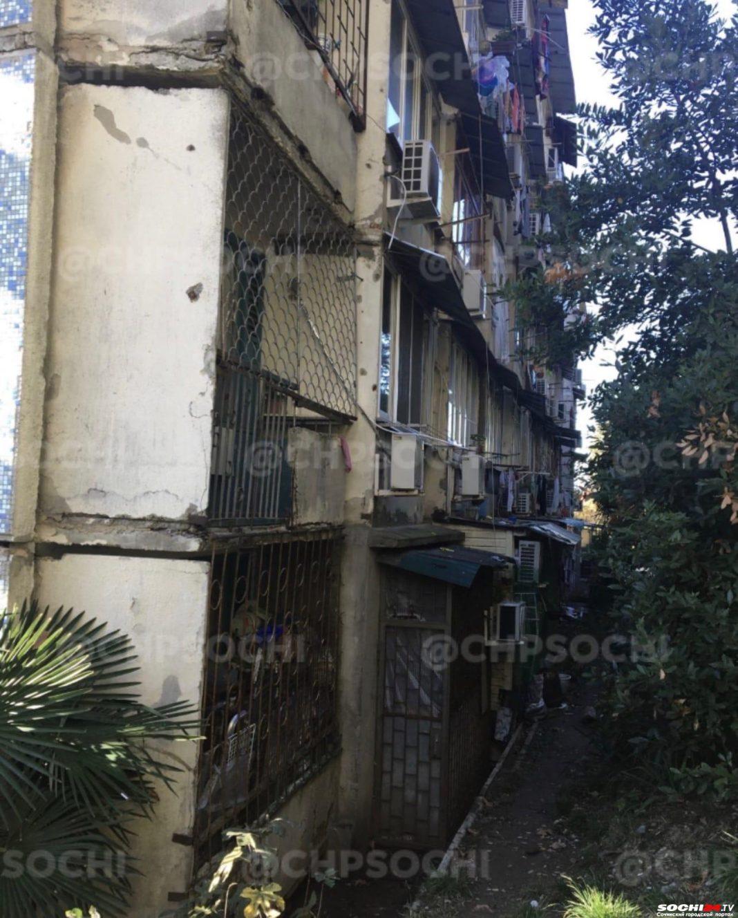 В Сочи ребёнок выпал из окна и остался жив