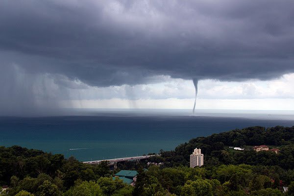 На Сочи надвигаются смерчи