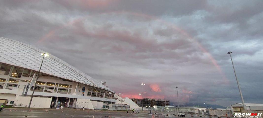 Редкое явление — розовую радугу удалось снять на видео в Сочи