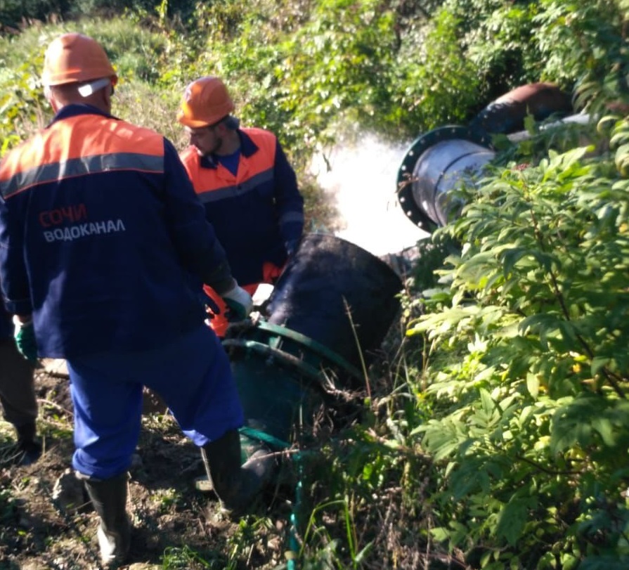 В Сочи оползень напакостил и оставил жителей 3 микрорайонов без воды