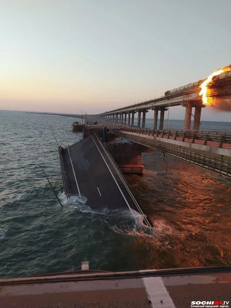 Кадры обрушившегося Крымского моста попали в сеть