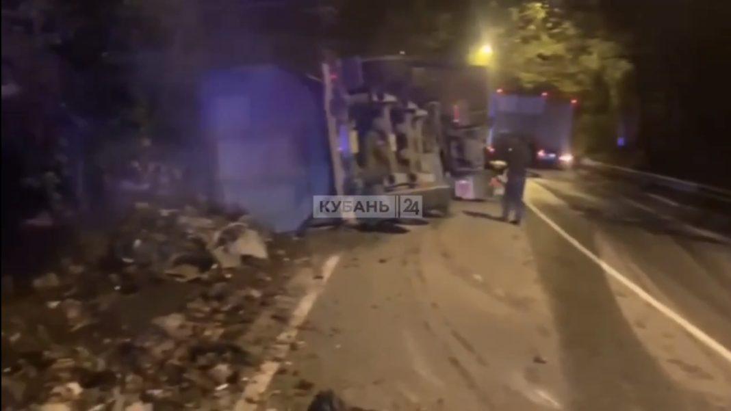 На трассе в Сочи перевернулся большегруз и разлил горючее на проезжую часть