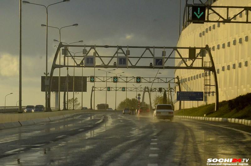 Движение в Сочи восстановлено, озеро на дороге ликвидировано