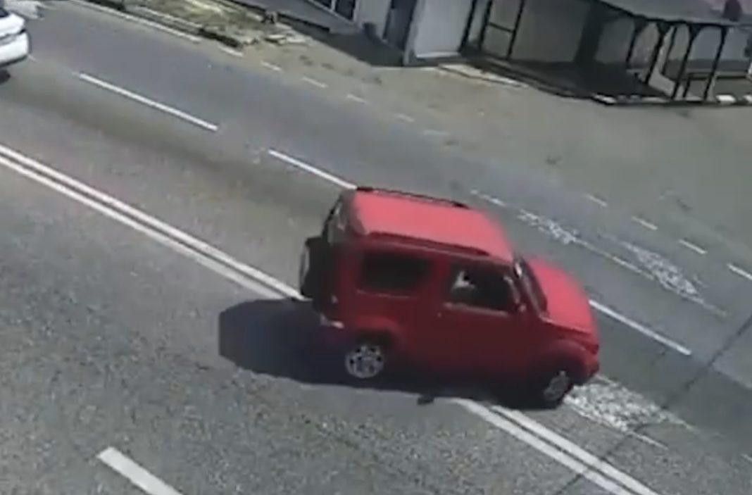 В Сочи нарушителя ПДД настигла мгновенная карма (Видео)