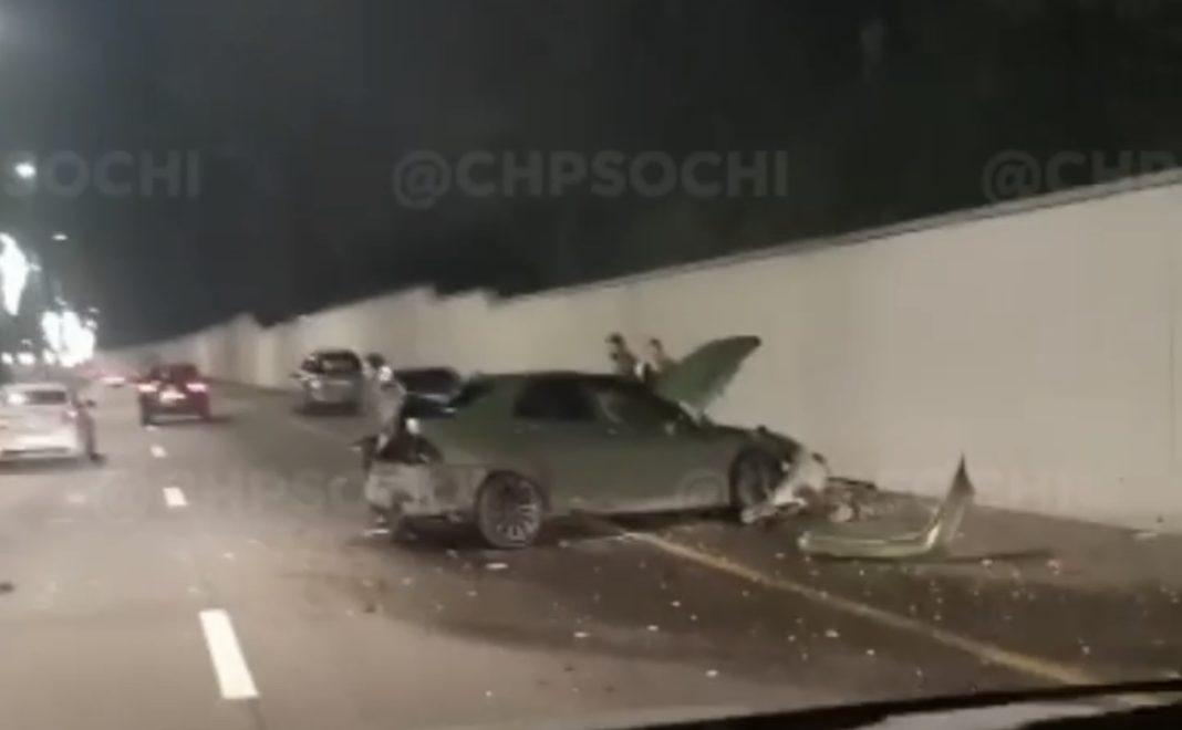 В Сочи легковушке не повезло встретить на своём пути грузовик