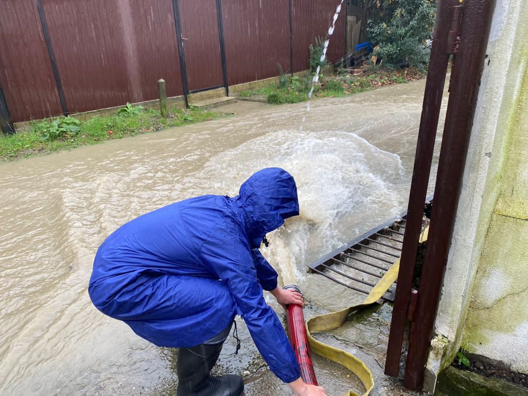 В Лазаревском районе Сочи размыло переправу через ручей Чухукт