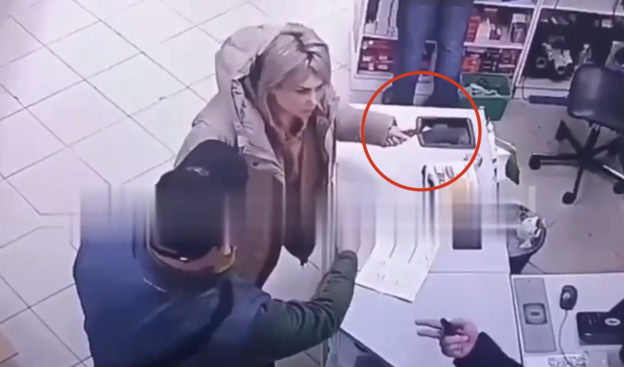 В Сочи муж сломал нос жене, пока та пыталась его зарезать (Видео)