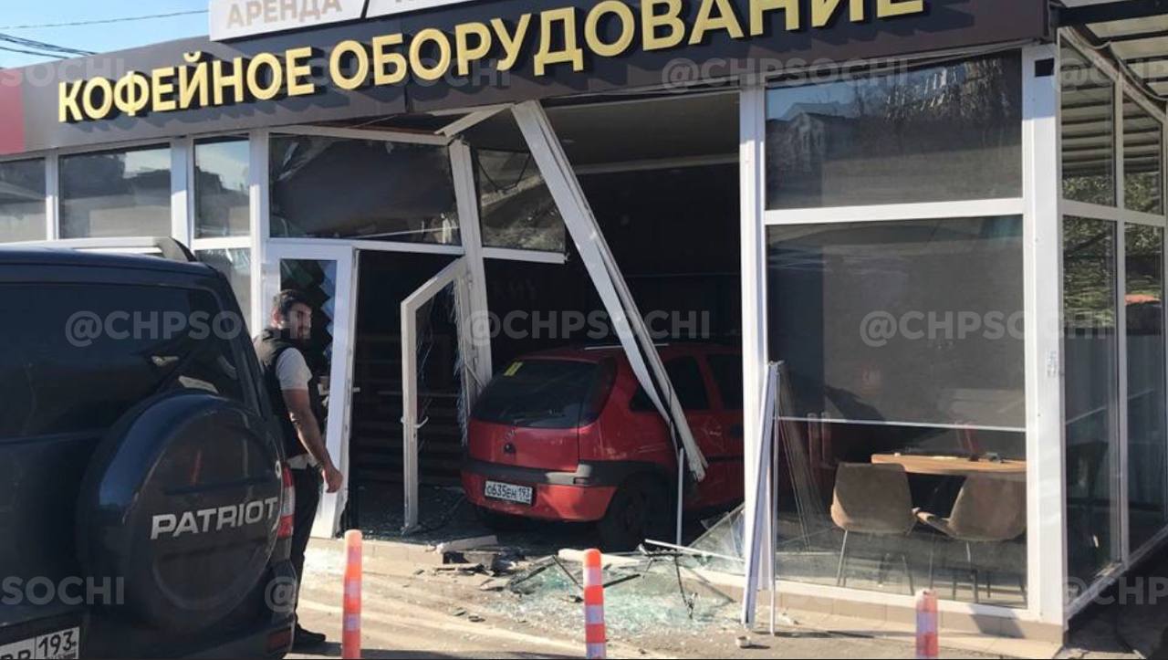 В Сочи девушка на машине разгромила рынок, сломала мужчине ногу и въехала в  магазин - Городской портал Сочи | Sochi24.tv - Все новости города