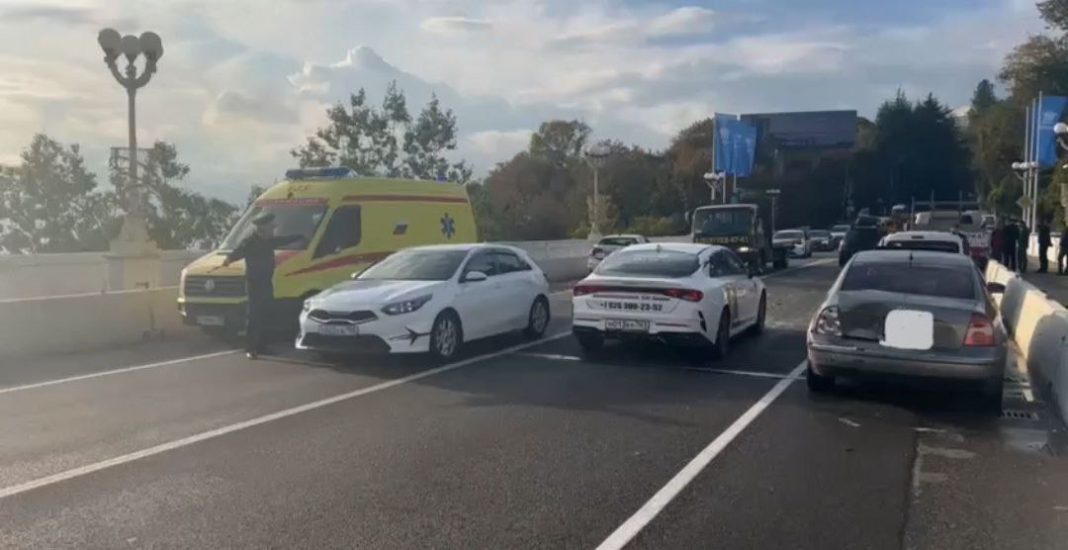 Водитель отвлекся на телефон и устроил массовую аварию в Сочи (Видео)