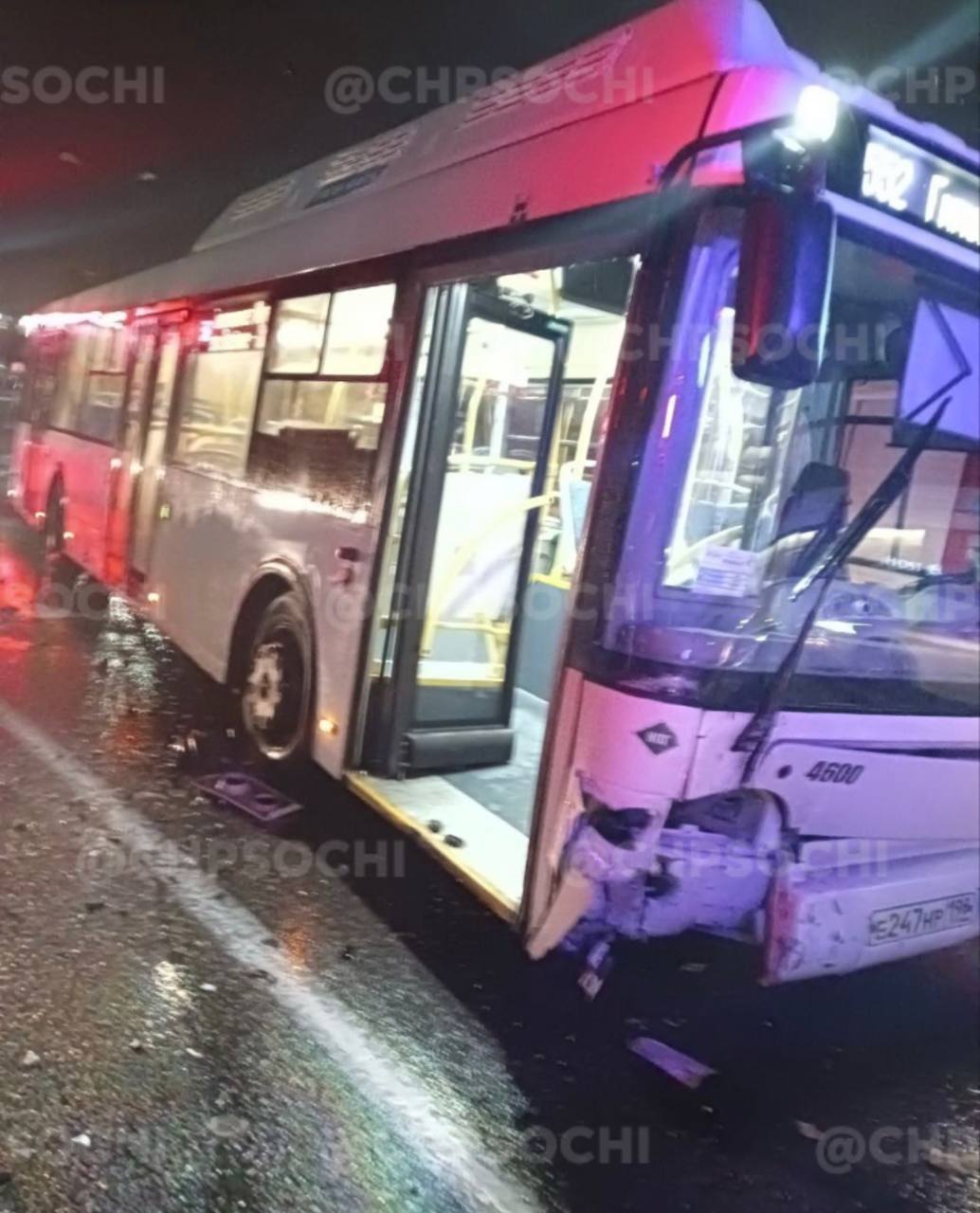Автобус с иномаркой лоб в лоб столкнулись в Сочи (Видео)