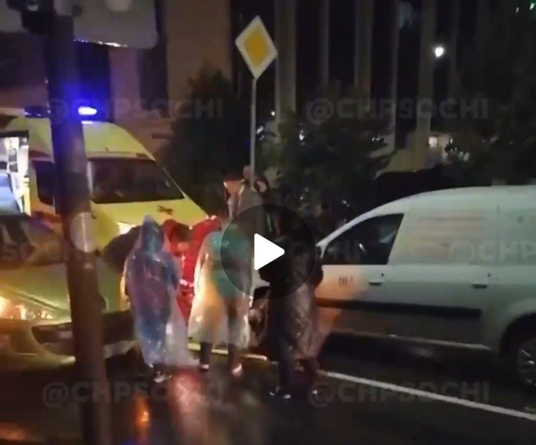 Идущую по «зебре» женщину сбили в Сириусе (Видео)