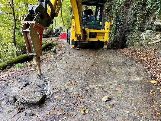 Дорогу по улице Джапаридзе в Сочи начали восстанавливать