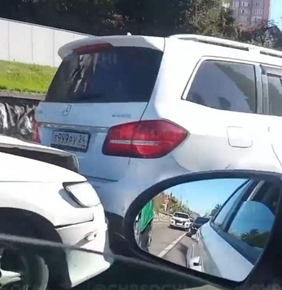 «Гармошка» из трех машин парализовала движение в Сочи (Видео)