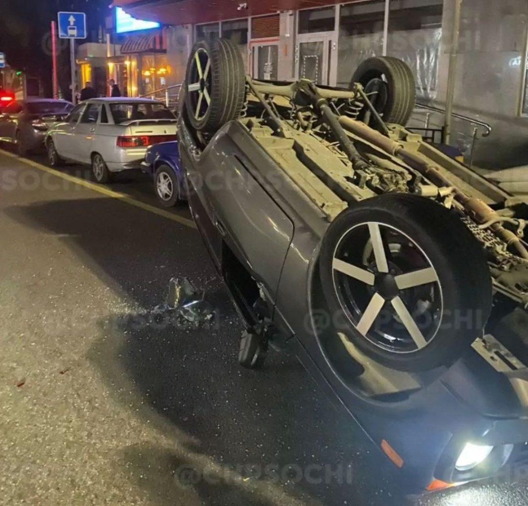 Машину перевернуло на крышу в результате аварии в Сочи (Видео)