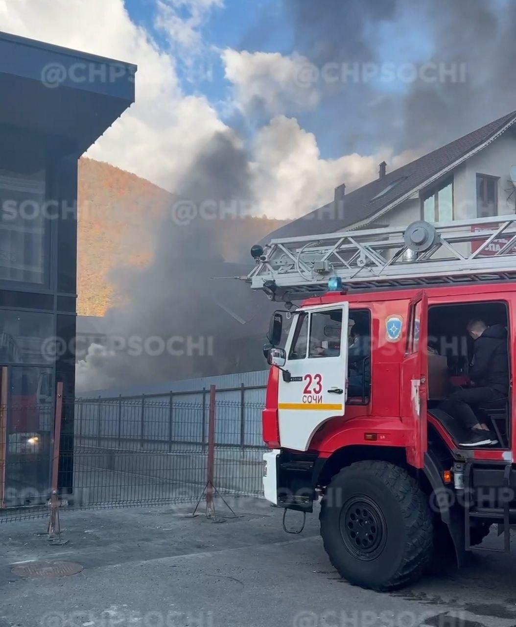 Хозпостройка загорелась в поселке в Сочи (Видео)