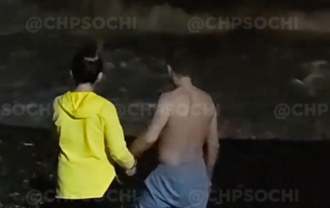 Хмельную парочку отговорили от купания в шторм в Сочи (Видео)