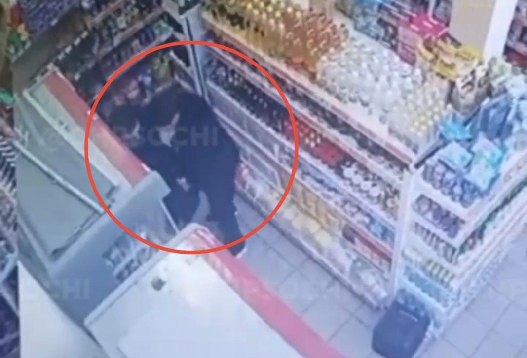 В Сочи колбасные воры обнесли магазин (Видео)