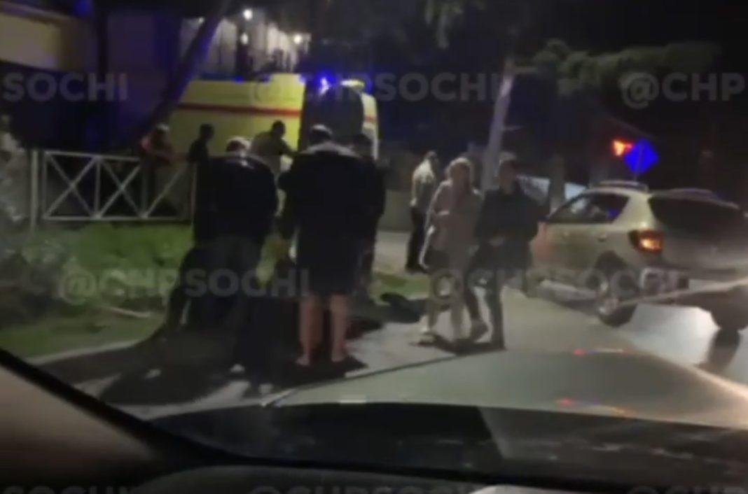 В Сочи произошло ДТП, пострадал скутерист (Видео)