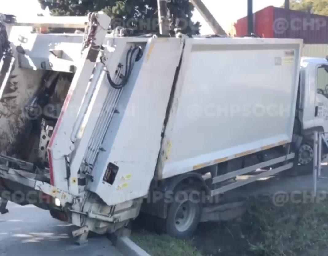 В Сочи мусоровоз застрял в канаве и перегородил дорогу (Видео)