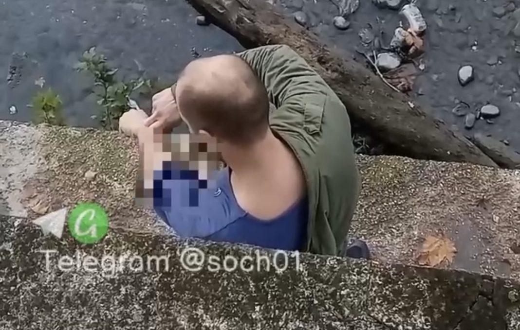 Шокирующие кадры: прохожие сняли на видео наркомана в самом центре Сочи