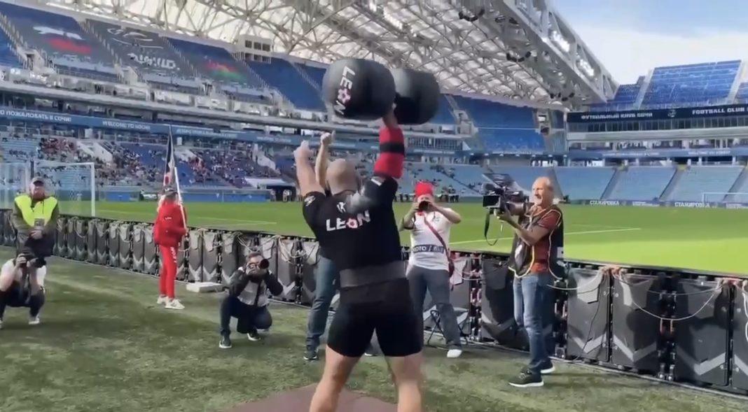 В Сочи силач установил мировой рекорд (Видео)