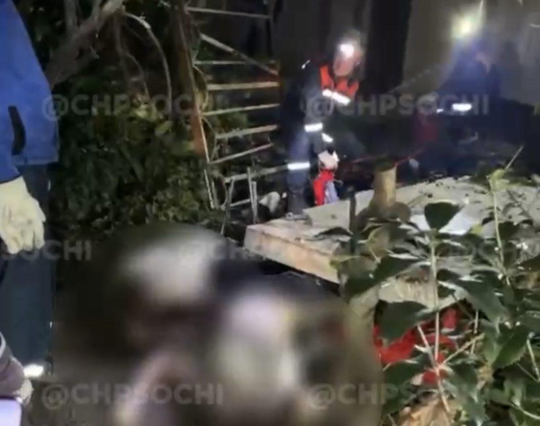 В Сочи с пятого этажа жилого дома рухнул балкон с людьми (Видео)