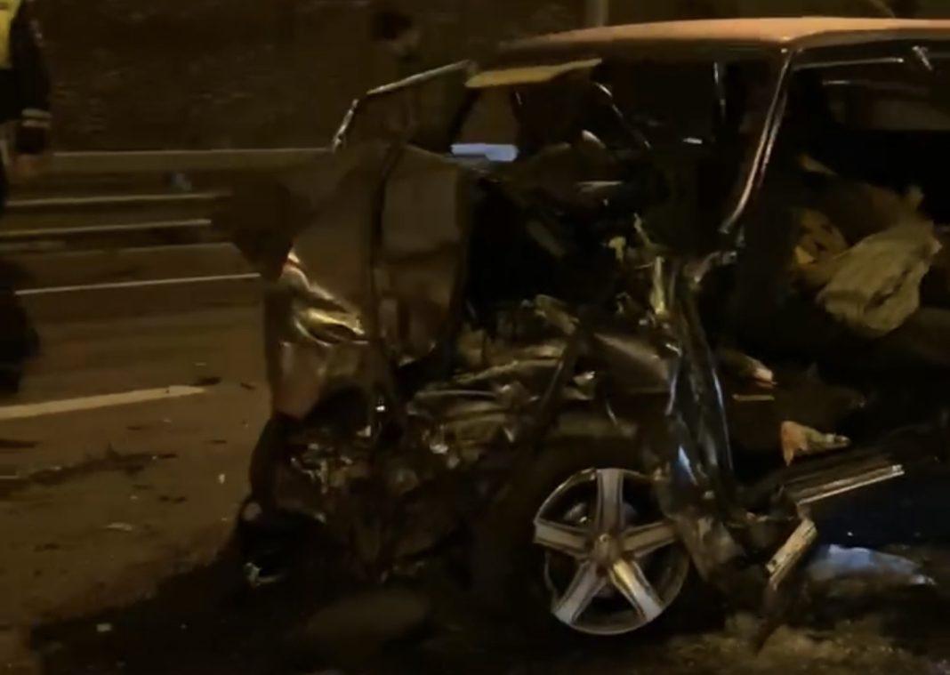 В Сочи после ДТП легковушка превратилась в металлолом, водителю потребовалась помощь спасателей