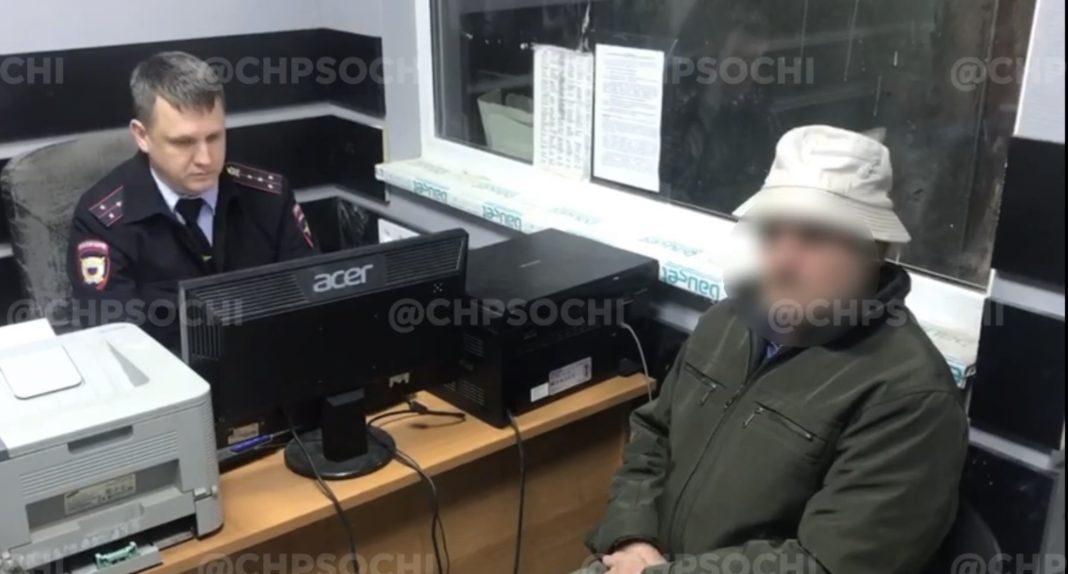 В Сочи арестован жуткий человек, бродивший с ружьём у школы (Видео)