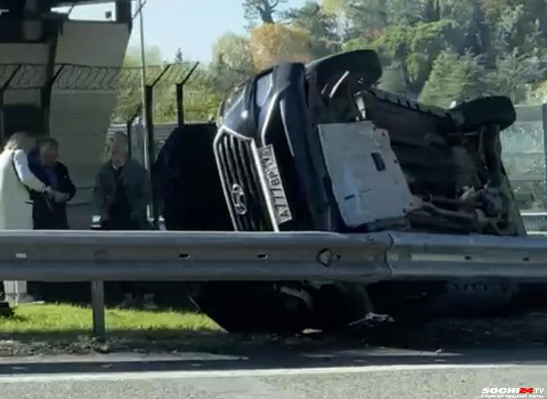 Вот это занос: в Сочи автомобиль завалился на бок на повороте (Видео)
