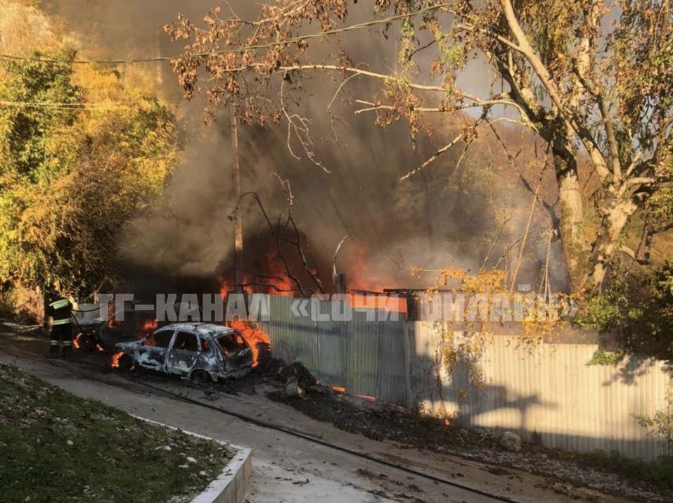 В Адлерском районе Сочи разгорелся большой пожар, очевидцы слышали взрыв (Видео)