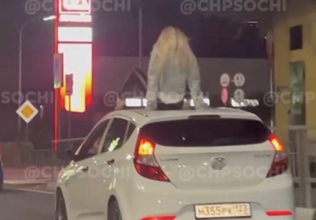 В Сочи девушка каталась на крыше машины по трассе и позировала для фото (Видео)