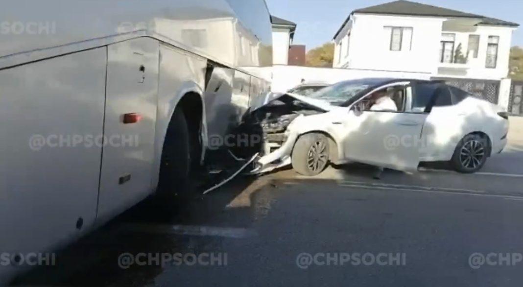 В Сочи легковушка впечаталась в автобус и осталась без переда (Видео)