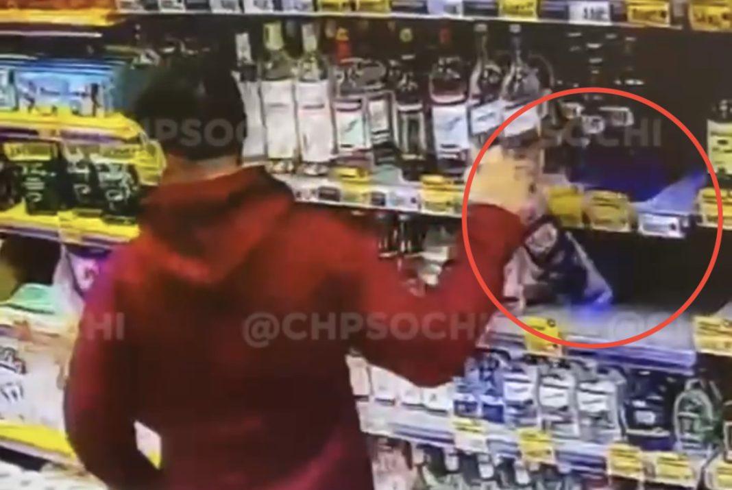 В Сочи вор украл бутылку со спиртным, спрятав её к себе в промежность (Видео)