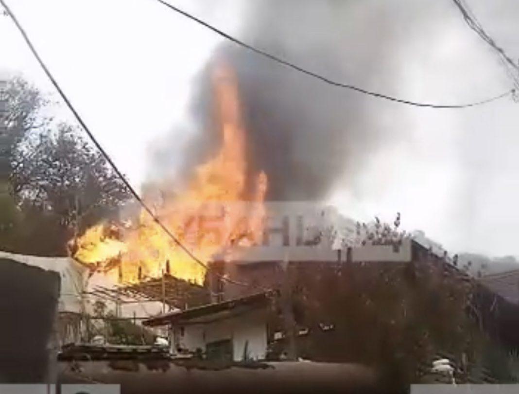 Страшный пожар в Сочи: вспыхнул частный дом (Видео)