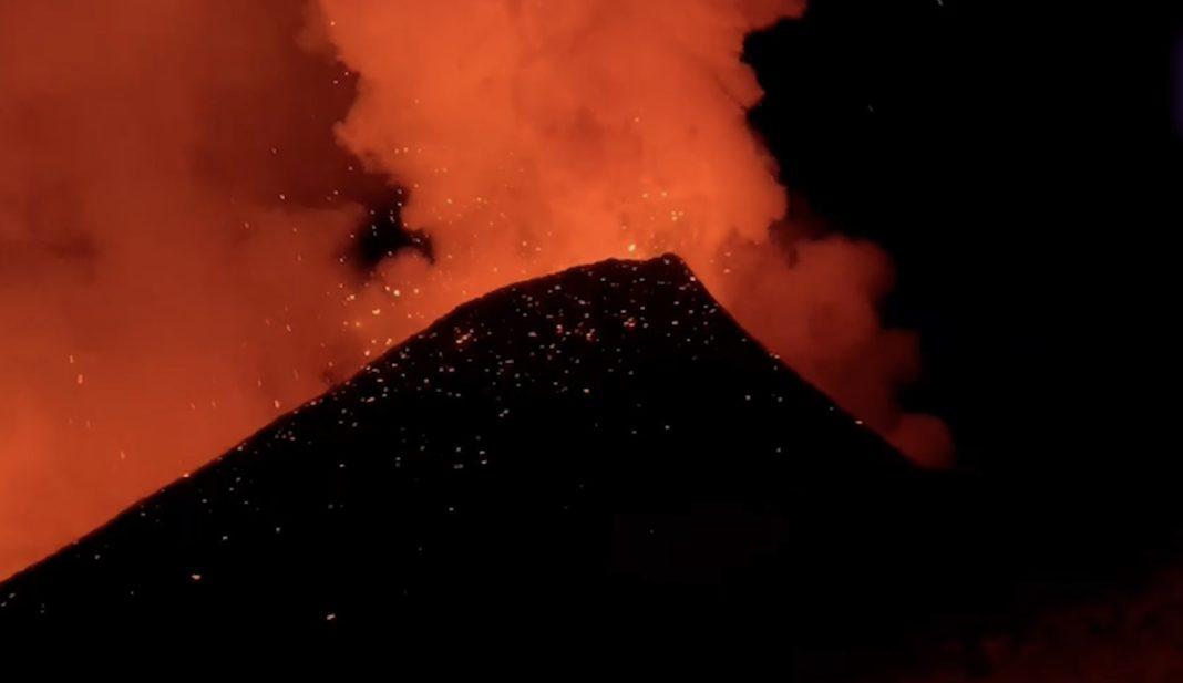 На Камчатке извергается вулкан Шивелуч (Видео)