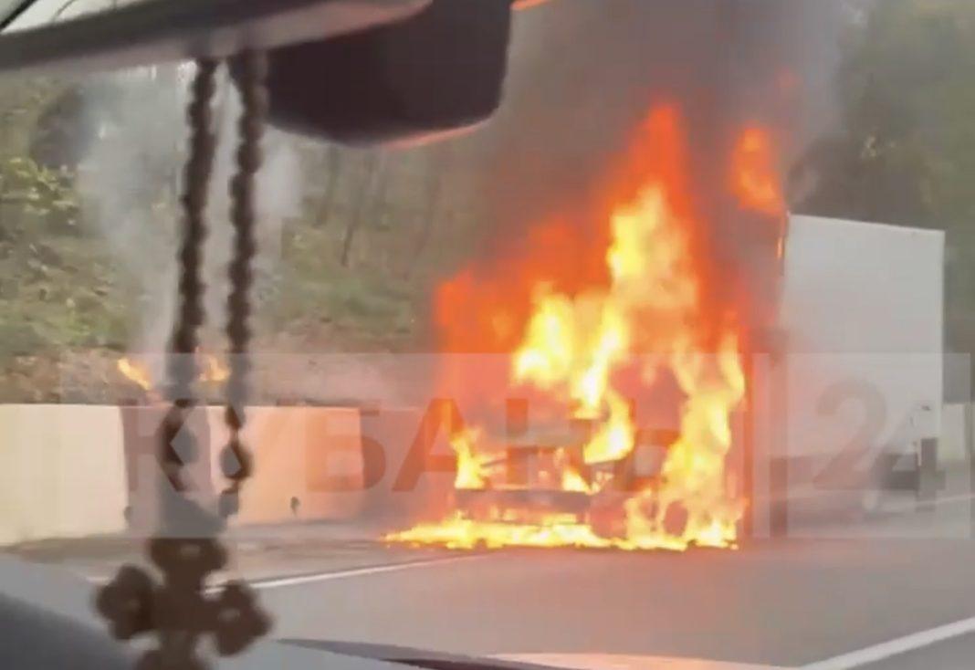 В Сочи на трассе вспыхнул и сгорел грузовик (Видео)