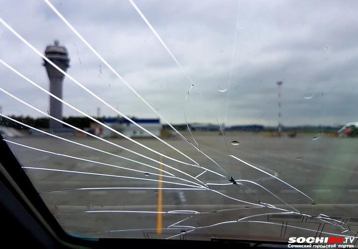 У вылетевшего из Сочи самолета треснуло лобовое стекло